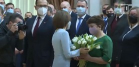 Gest emoționant! După ce a fost învestită în funcția de președintă, Maia Sandu a dăruit lalele albe mamei sale